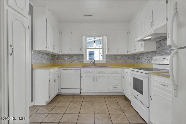 Building Photo - 1207 N Topsail Dr