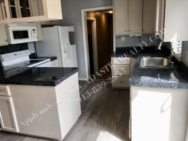 Building Photo - Cute 4 Bed 1.5 Bath Home in Olathe-Availab...