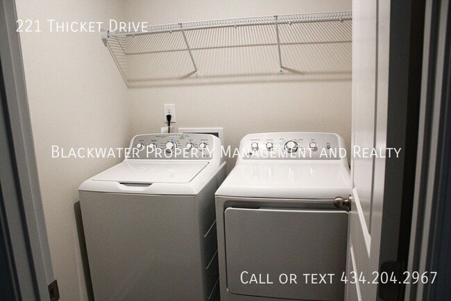 Building Photo - 221 Thicket Dr