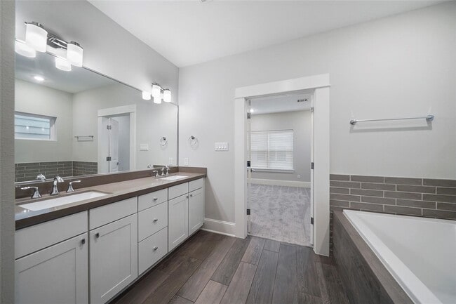 Building Photo - 1268 N Post Oak Rd