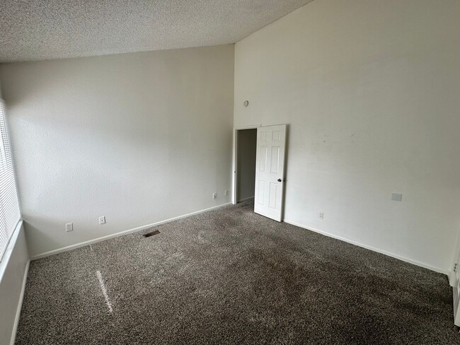 Building Photo - Spacious 3 Bed, 2 Full Bath Townhome near the Highline Canel!