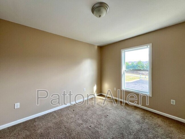 Building Photo - 4 Zell Ln