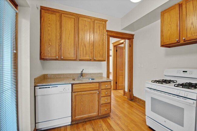 Building Photo - 3600 N Hermitage Ave