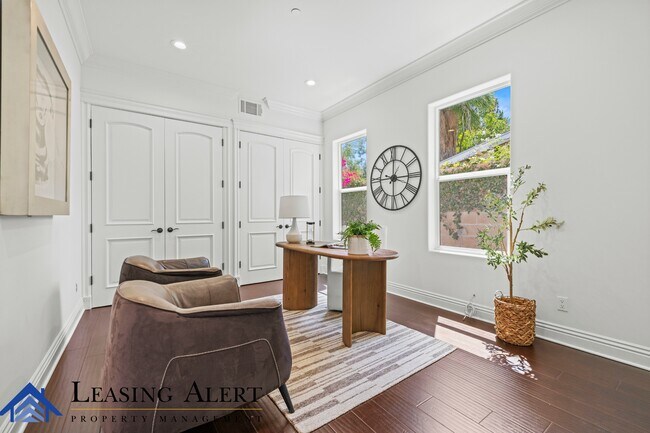 Building Photo - 5011 Hayvenhurst Ave