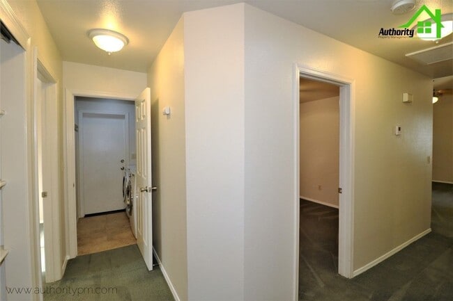 Building Photo - 2882 Sandstone Dr