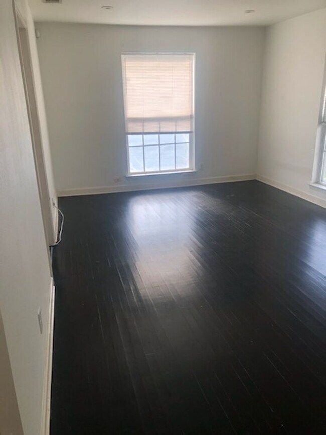 Building Photo - Updated 2/1 Ready For Move In!