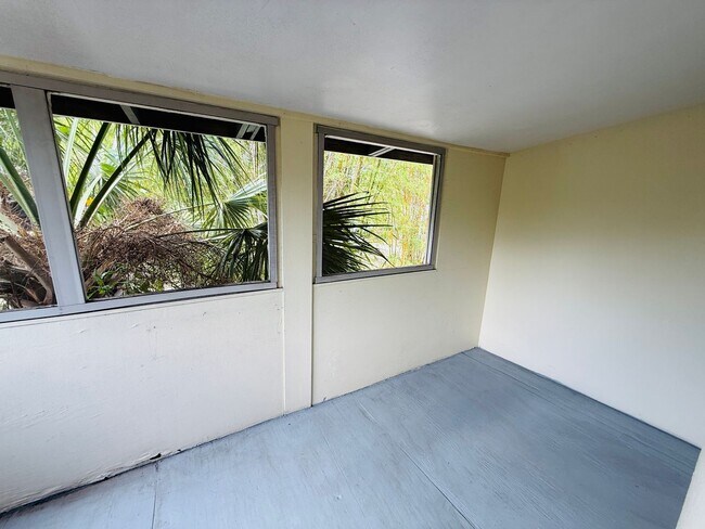 Building Photo - 320 21st Ave S