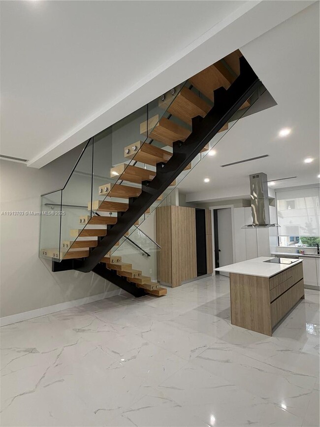 Building Photo - 570 Fernwood Rd