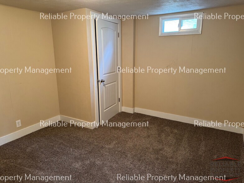 Building Photo - 160 Ronglyn Ave