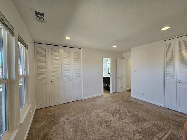 Building Photo - 5926 S Willow Way