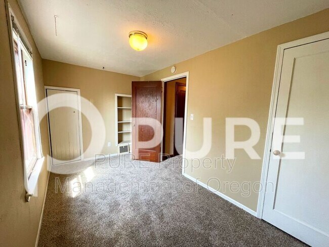 Building Photo - 6945 NE Sacramento St