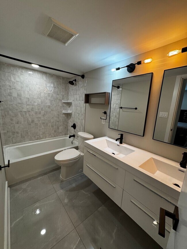 Building Photo - Discover this beautifully renovated 2BD/2B...