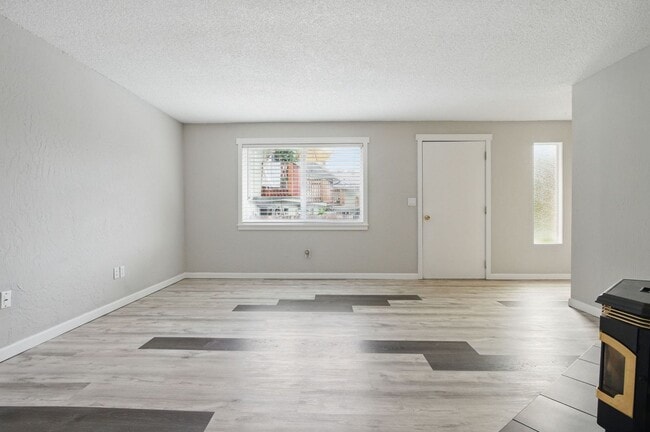 Building Photo - Charming Salmon Creek Condo