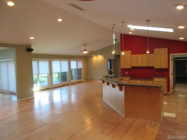 Building Photo - 4870 Lakeview Blvd