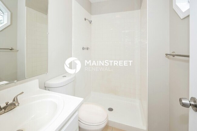 Building Photo - 3 Bedroom Pet-Friendly Home in Lees Summit, MO with Main Street Renewal