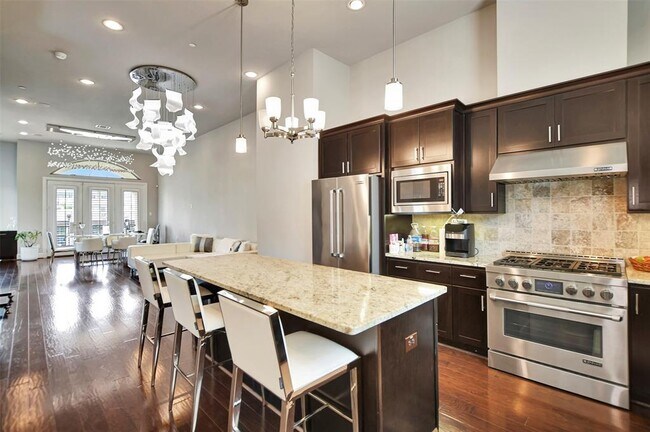 Building Photo - 4015 Lillian St