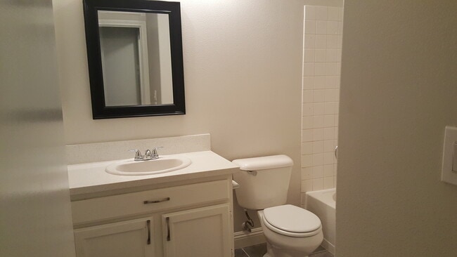 Building Photo - Adorable Home with 3 beds, 2 bath plus a P...