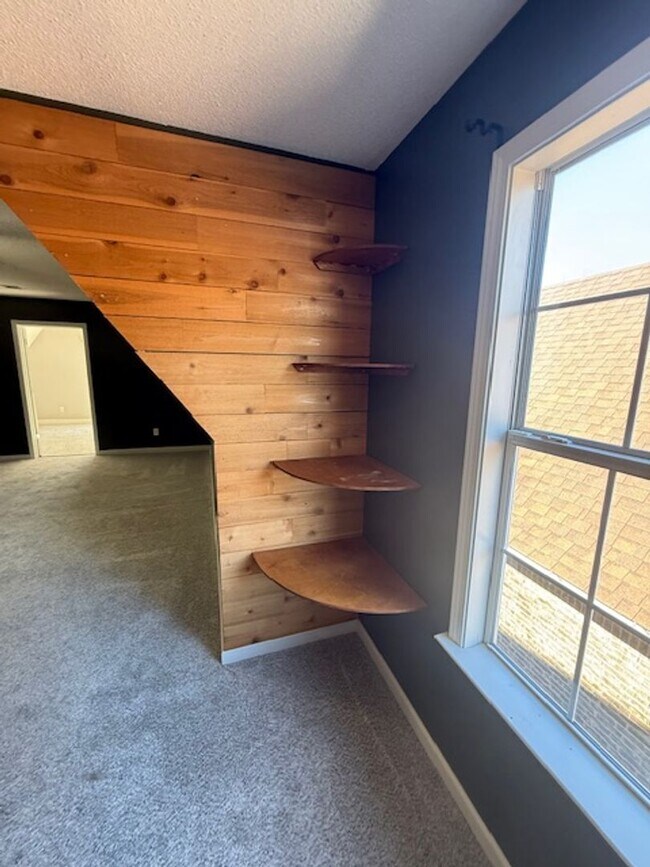 Building Photo - 3 bed 2 bath home with a large bonus room and an additional room that would be perfect for an off...