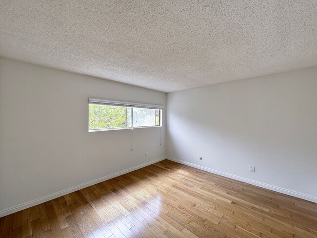 Building Photo - Charming 3BD/3BA Townhouse in University C...