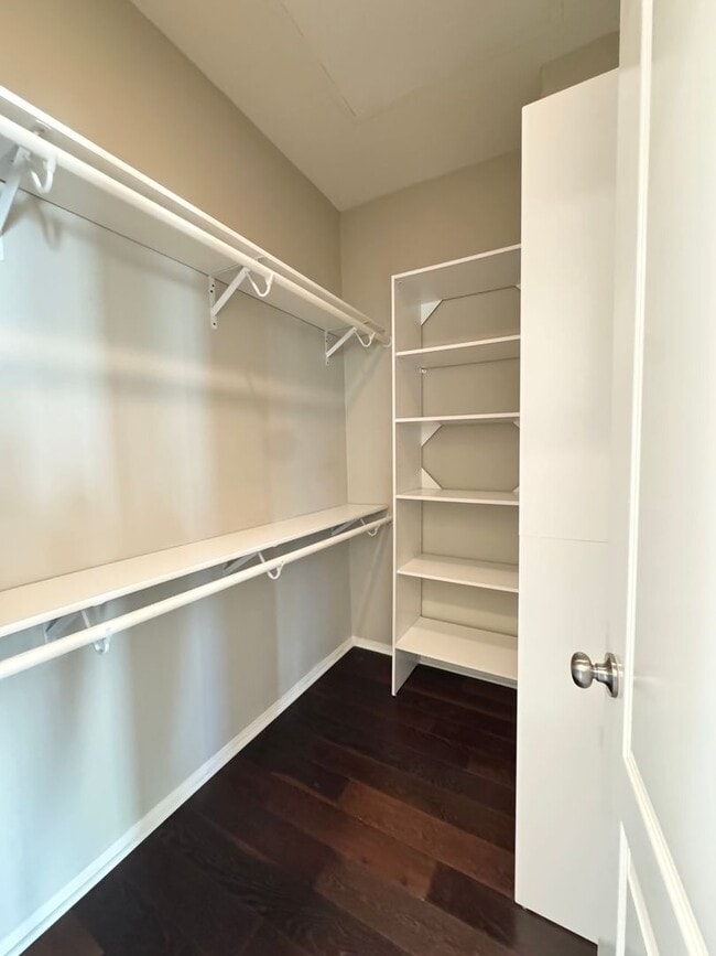 Building Photo - Newer Built Townhome with Solar in Gated Community! Pet-Friendly!