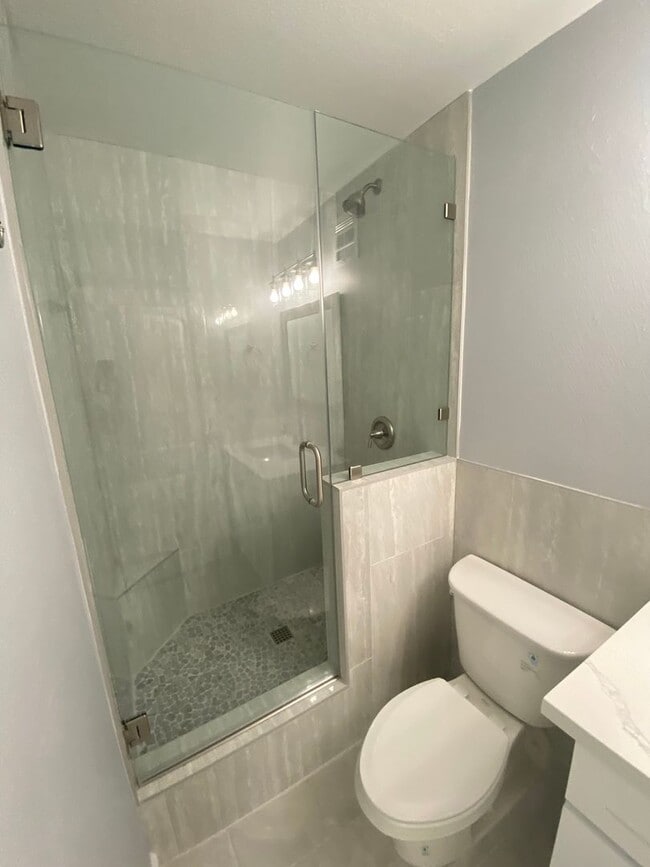 Building Photo - Pacific Beach - 3 blocks to Beach!  2bd/2ba Spacious 6th floor condo remodeled in 2022! Spectacul...