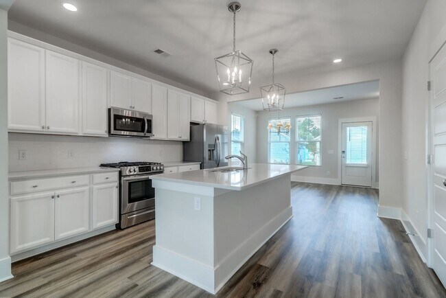 Building Photo - Beautifully Maintained 3 Bedroom, 2.5 Bath...