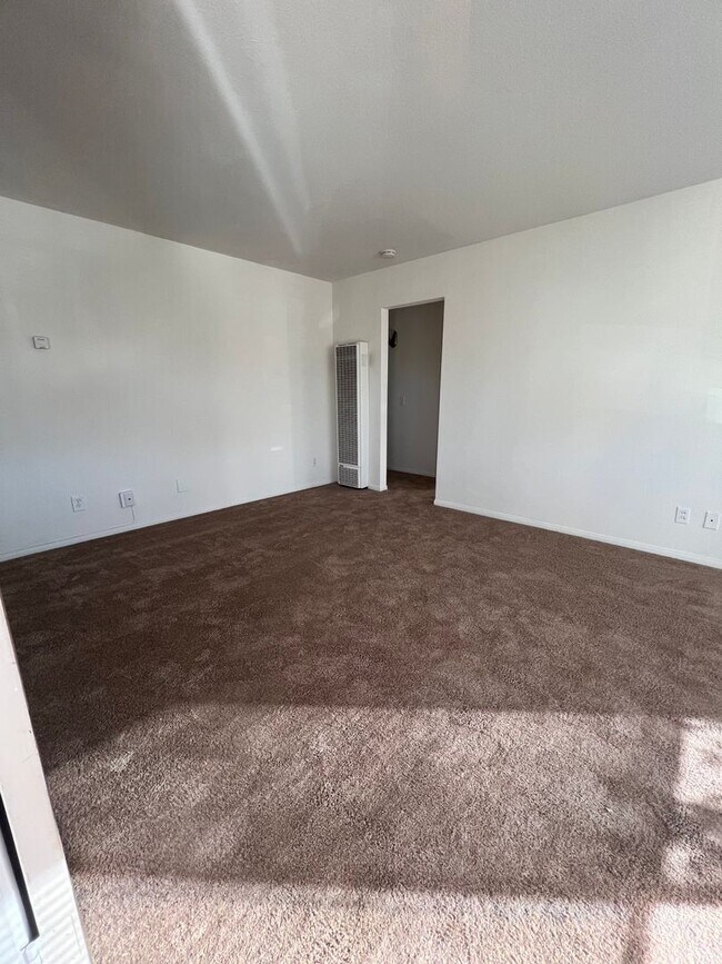 Building Photo - 3BR/1BA Single Family Home (920 SF)