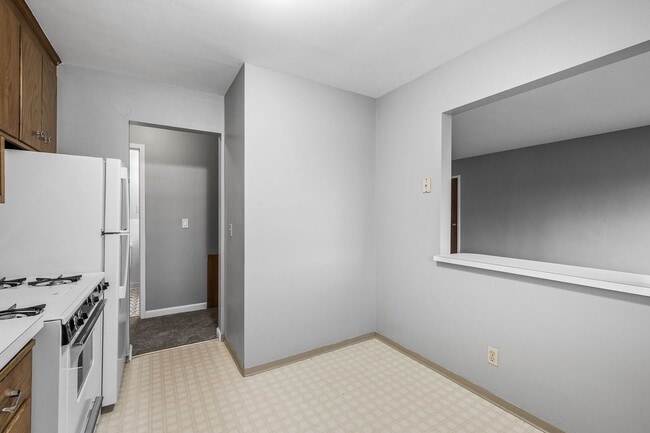 Building Photo - Spacious 2BR/1Bath Available Now!