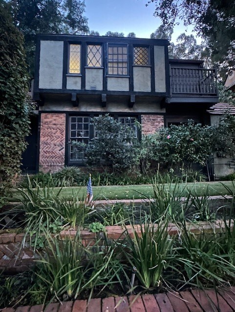 Incredibly romantic and charming English two-story cottage - 367 Beloit Ave