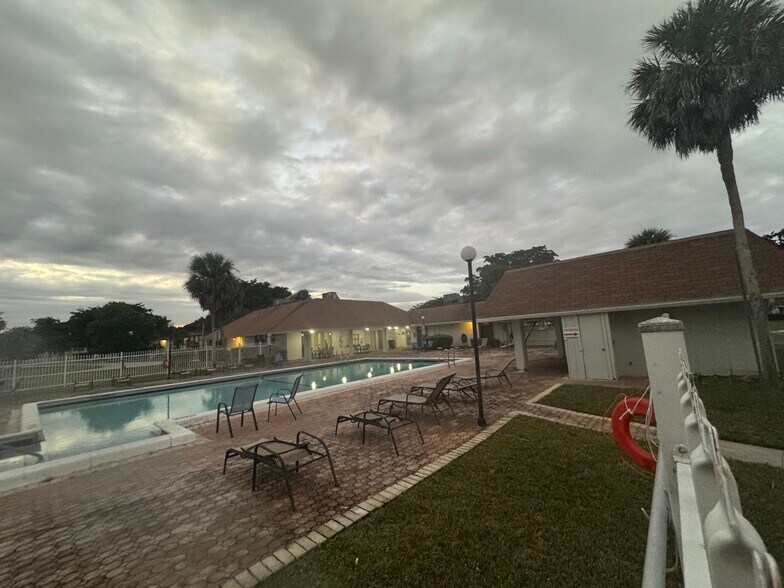 Building Photo - 5482 Lakewood Cir S