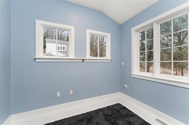 Building Photo - 732 Orchard Terrace