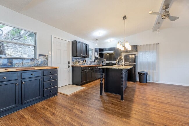 Building Photo - 188 Hill Of Contentment