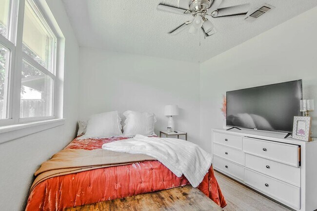 Building Photo - 3 Bedroom 2 bathroom house in Northwest Lu...