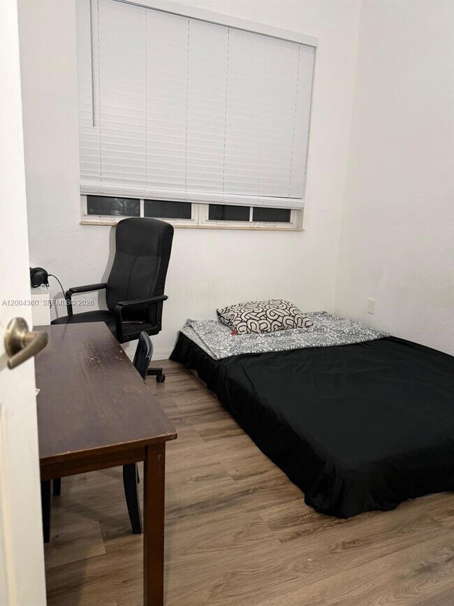 Building Photo - 8999 NW 107 Ct