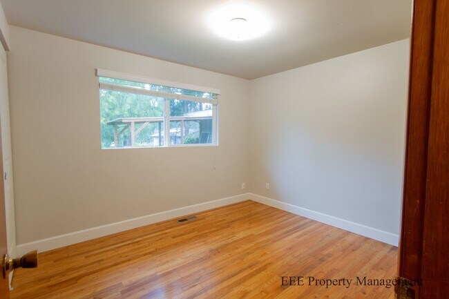 Building Photo - Bellevue Home in Phanton lake Area