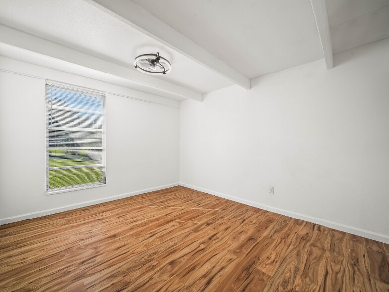 Building Photo - 511 Club Cir