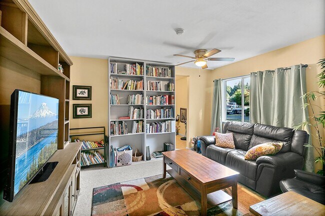 Building Photo - Lakeside Living in Lacey's Lake Forest Nei...