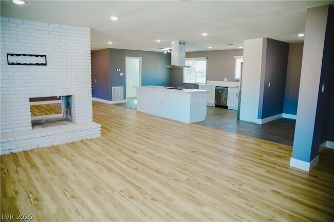 Building Photo - 2580 E Hacienda Ave