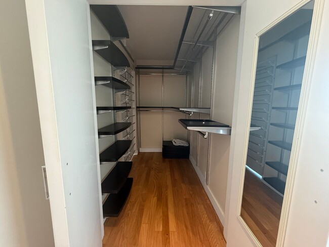 Building Photo - Upscale 2 Bed 2 Bath with Floor-to-Ceiling Windows and Stunning City Views