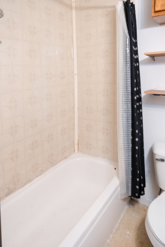 Building Photo - 556 Rose Ave E