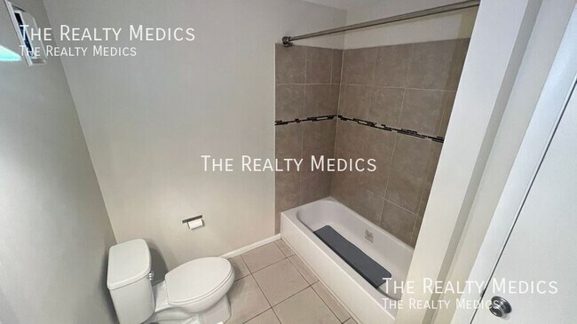 Building Photo - 2130 Forest Knoll Dr NE