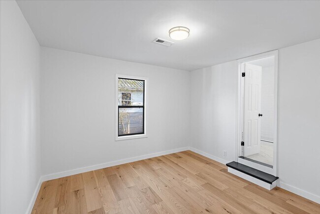 Building Photo - Newly renovated 2bed 2bath for rent!