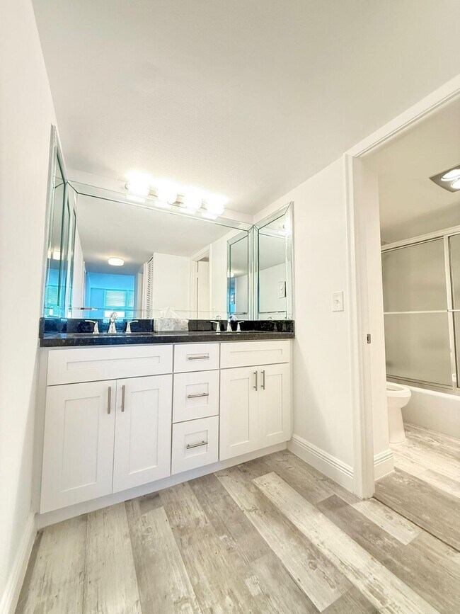 Building Photo - 1150 Hillsboro Mile