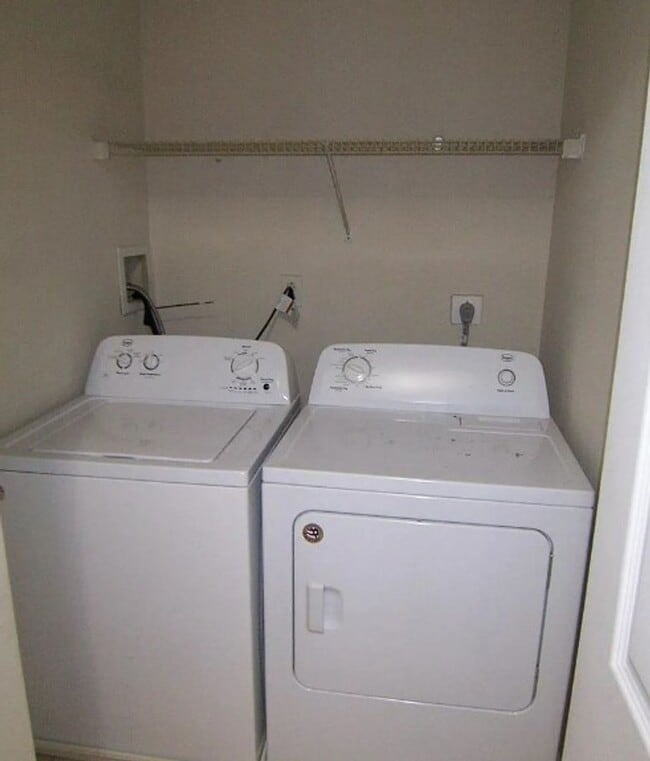 Building Photo - Middle River Townhome!