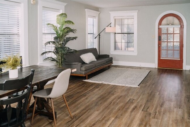 Building Photo - Beautiful Historic 2 Bed 1 Bath Duplex in the Plaza District!!