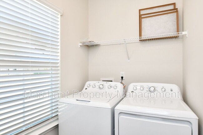 Building Photo - 27 English Ct