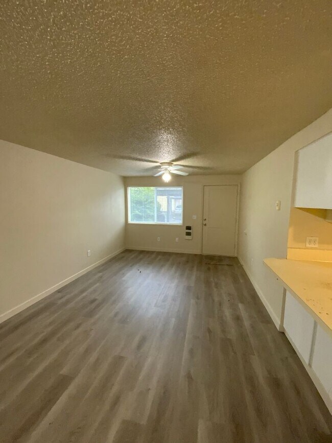 Building Photo - Cozy 2 Bed/1.5 Bath Condo Hazel Dell Area!