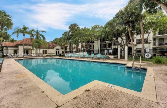 Building Photo - 570 S Park Rd