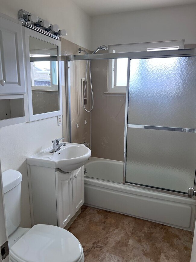 Building Photo - 3bd/1ba SFH WITH LARGE FENCED YARD, 2 CAR GARAGE, IN DESIRABLE NEIGHBORHOOD!!!