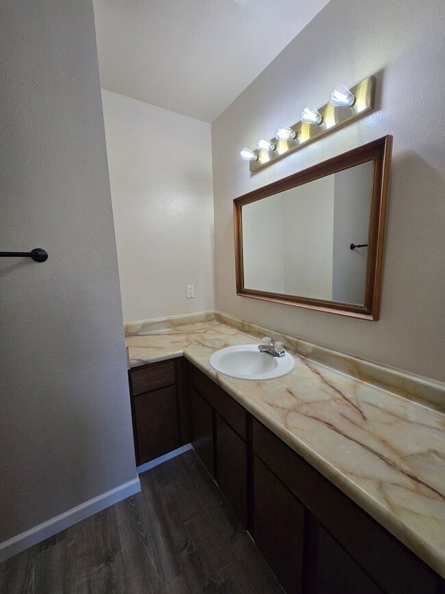 Building Photo - Cozy 2 Bedroom 2 Bath